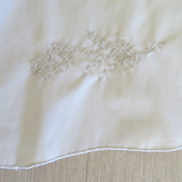 Vintage Large Oval Fabric Tablecloth Beige Floral Hand Cross-stitch Embroidery - Picture 6 of 7
